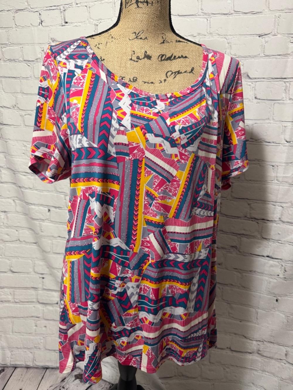 NWOT LuLaRoe Classic T Slinky Printed Scoop Neck Women’s Top in Pink and Blue